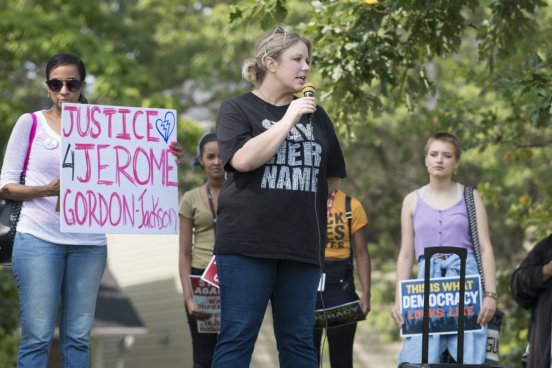 St. Paul, Minnesota September 3, 2017 About 100 people gathered in St. Paul to protest against systematic racism and state sanctioned police and corporate violence. Sponsored by: Twin Cities Coalition for Justice 4 Jamar, Communities United Against Police Brutality (CUAPB), Anti-War Committee, La Asamblea De Derechos Civiles, The New North, Black Lives Matter Minnesota, BlackLivesMatterTwinCities, Native Lives Matter, Blue Lies Matter, Black Saint Paul 2017-09-03 This is licensed under the Creative Commons Attribution License. Give attribution to: Fibonacci Blue