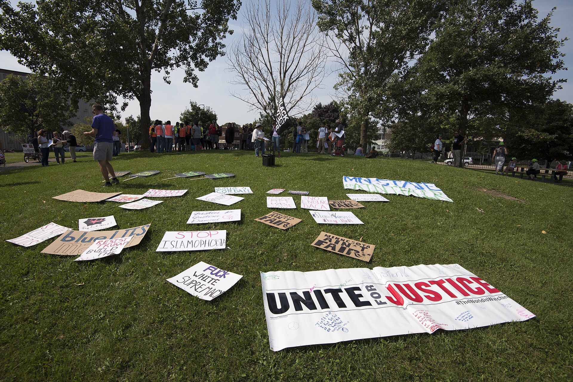 St. Paul, Minnesota September 3, 2017 About 100 people gathered in St. Paul to protest against systematic racism and state sanctioned police and corporate violence. Sponsored by: Twin Cities Coalition for Justice 4 Jamar, Communities United Against Police Brutality (CUAPB), Anti-War Committee, La Asamblea De Derechos Civiles, The New North, Black Lives Matter Minnesota, BlackLivesMatterTwinCities, Native Lives Matter, Blue Lies Matter, Black Saint Paul 2017-09-03 This is licensed under the Creative Commons Attribution License. Give attribution to: Fibonacci Blue