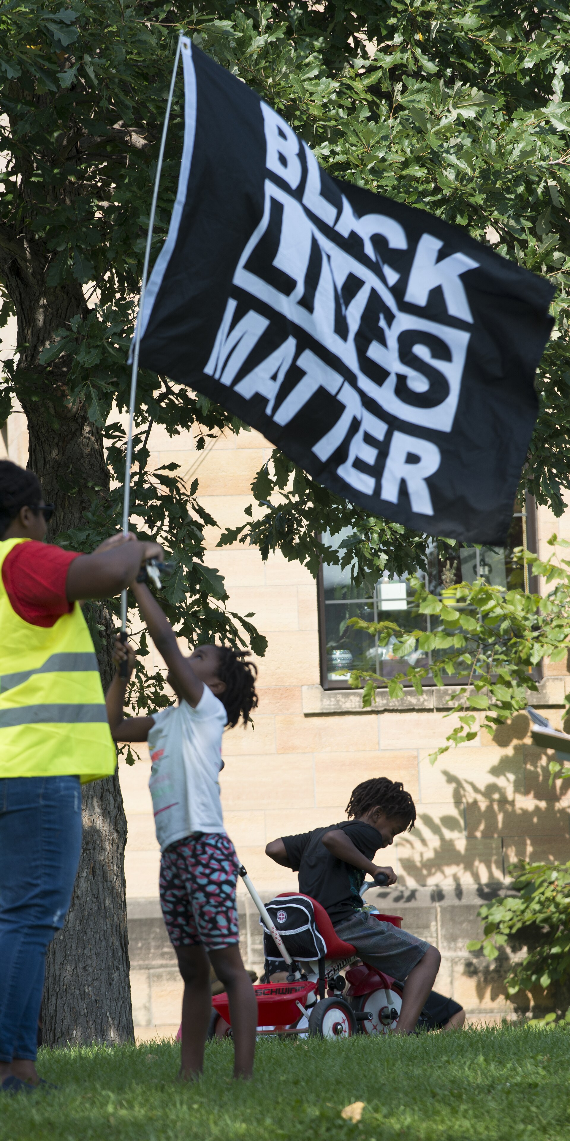 St. Paul, Minnesota September 3, 2017 About 100 people gathered in St. Paul to protest against systematic racism and state sanctioned police and corporate violence. Sponsored by: Twin Cities Coalition for Justice 4 Jamar, Communities United Against Police Brutality (CUAPB), Anti-War Committee, La Asamblea De Derechos Civiles, The New North, Black Lives Matter Minnesota, BlackLivesMatterTwinCities, Native Lives Matter, Blue Lies Matter, Black Saint Paul 2017-09-03 This is licensed under the Creative Commons Attribution License. Give attribution to: Fibonacci Blue